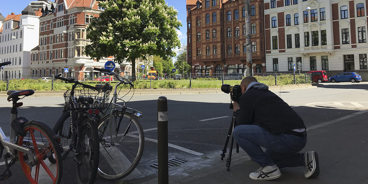 Making-of-Bild Imageaufnahmen Lastenrad Markt-Apotheke Linden mit Fotograf Daniel Möller