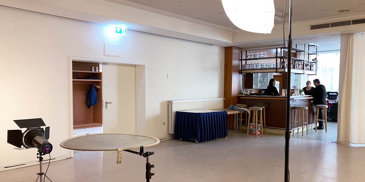 Making-of-Bild von Portraitaufnahmen für den SoVD-Landesverband Niedersachsen e. V. im Dorfgemeinschaftshaus Krähenwinkel mit Fotograf Daniel Möller aus Hannover