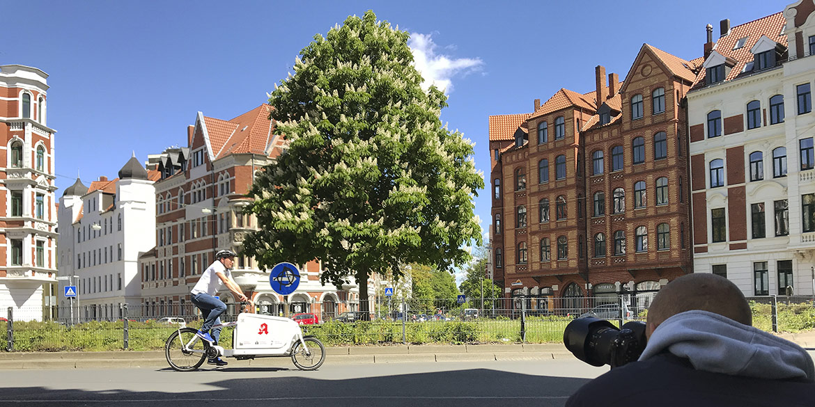 Making-of-Bild Imageaufnahmen Lastenrad Markt-Apotheke Linden mit Fotograf Daniel Möller