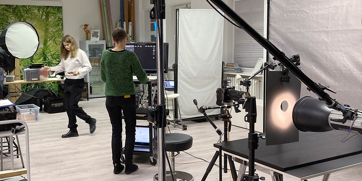 Making-of-Bild von Imageaufnahmen des Kopfhörers OAE2 von Grell im Studio 7. Stock Hannover mit Fotograf Daniel Möller