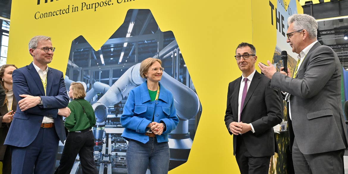 Making-of-Bild von Reportageaufnahmen des Messestands von Baden-Württemberg "The Länd" beim Besuch von Cem Özdemir und Franziska Brantner auf der HM 2026 mit Fotograf Daniel Möller aus Hannover