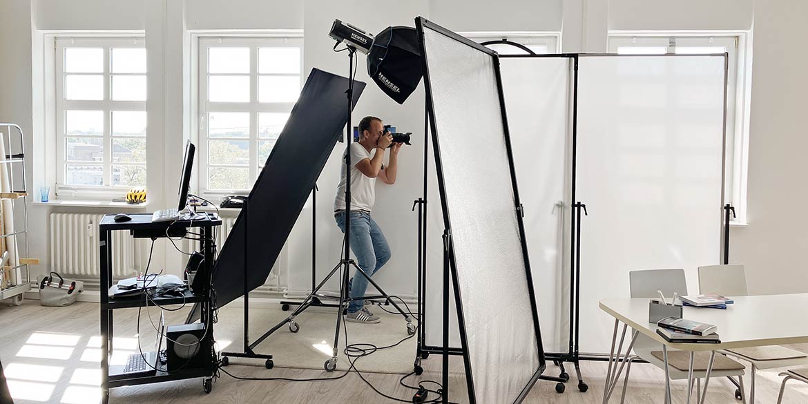 Making-of-Bild von Businessportraits für Buchexpertin Kia Kahawa im Studio 7. Stock mit Fotograf Daniel Möller aus Hannover
