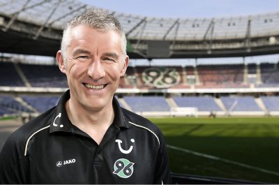 Werbeaufnahmen von Mirko Slomka von Hannover 96 für Testimonial-Anzeigen zum 60-jährigen Jubiläum des Hannover Airport von Daniel Möller Fotograf aus Hannover