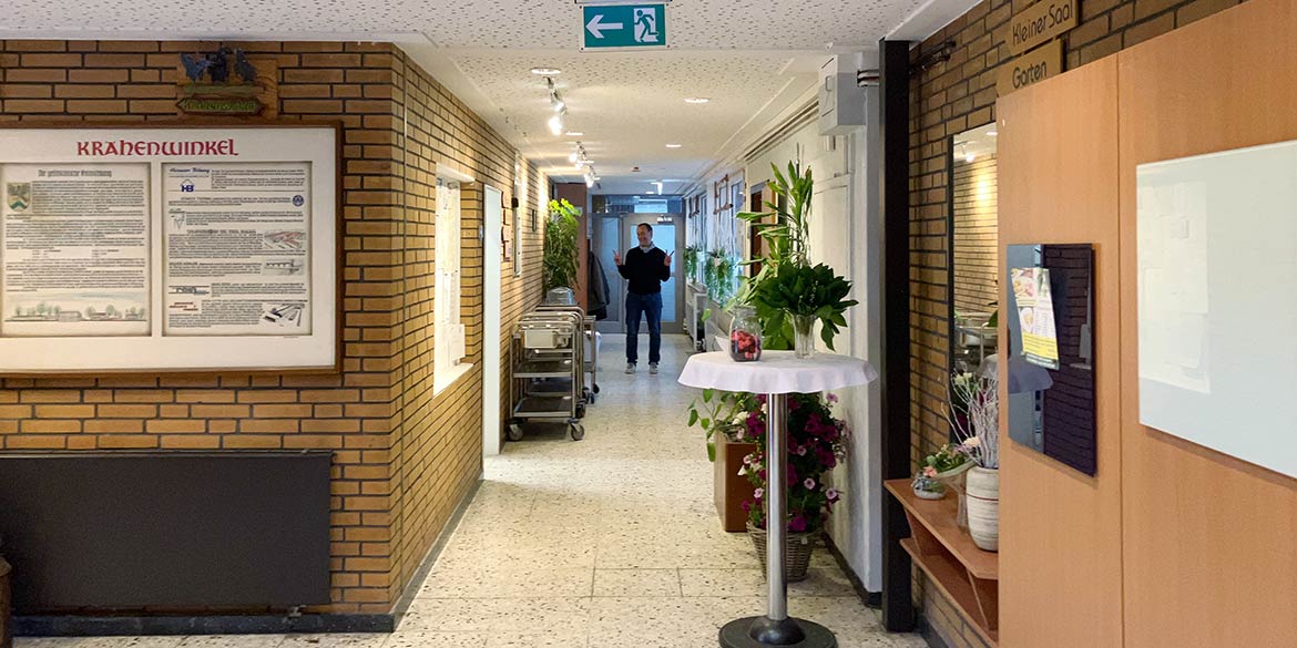 Making-of-Bild von Portraitaufnahmen für den SoVD-Landesverband Niedersachsen e. V. im Dorfgemeinschaftshaus Krähenwinkel mit Fotograf Daniel Möller aus Hannover