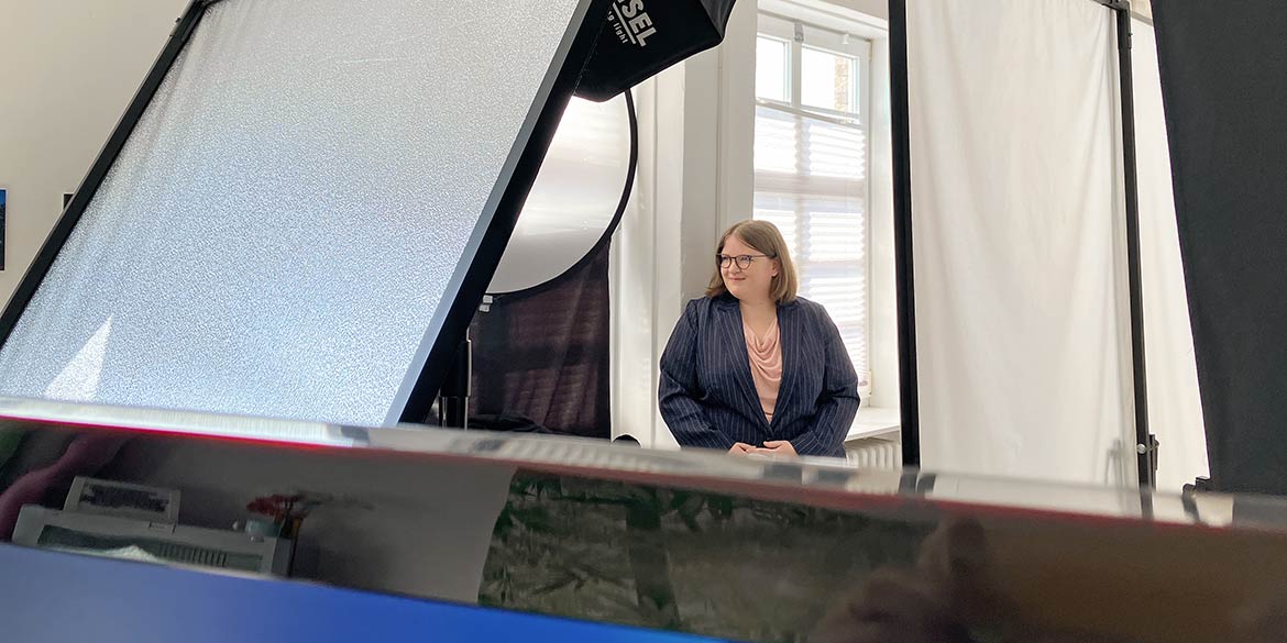 Making-of-Bild von Businessportraits für Buchexpertin Kia Kahawa im Studio 7. Stock mit Fotograf Daniel Möller aus Hannover