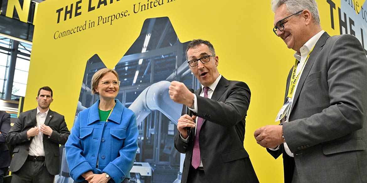 Making-of-Bild von Reportageaufnahmen des Messestands von Baden-Württemberg "The Länd" beim Besuch von Cem Özdemir und Franziska Brantner auf der HM 2026 mit Fotograf Daniel Möller aus Hannover