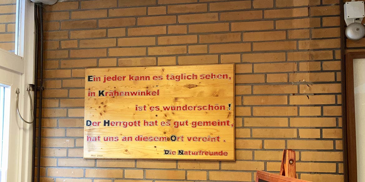 Making-of-Bild von Portraitaufnahmen für den SoVD-Landesverband Niedersachsen e. V. im Dorfgemeinschaftshaus Krähenwinkel mit Fotograf Daniel Möller aus Hannover