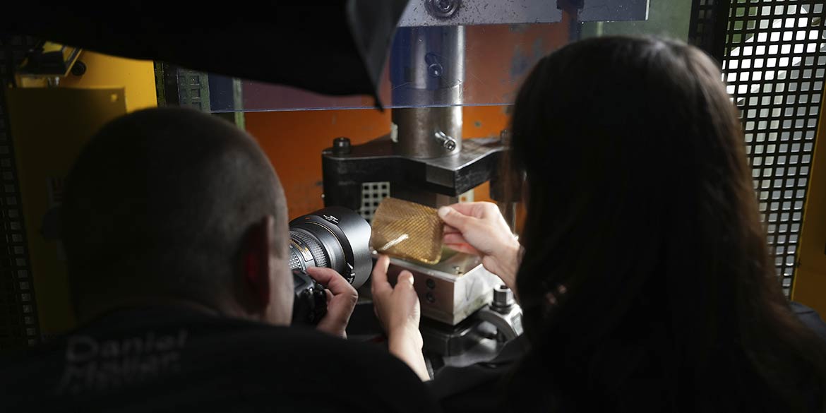 Making-of-Bild Imageaufnahmen handwerkliche Produktion des legendären Neumann-Mikrofons M 49 mit Fotograf mit Daniel Möller aus Hannover