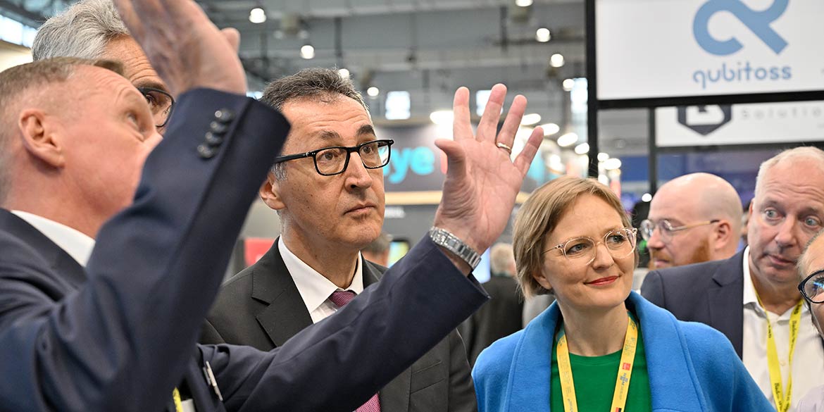 Making-of-Bild von Reportageaufnahmen des Messestands von Baden-Württemberg "The Länd" beim Besuch von Cem Özdemir und Franziska Brantner auf der HM 2026 mit Fotograf Daniel Möller aus Hannover