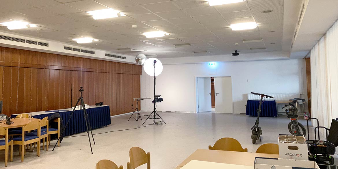Making-of-Bild von Portraitaufnahmen für den SoVD-Landesverband Niedersachsen e. V. im Dorfgemeinschaftshaus Krähenwinkel mit Fotograf Daniel Möller aus Hannover
