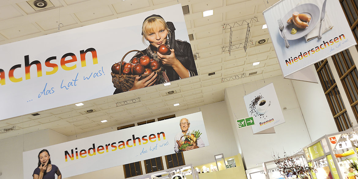 Banner in der Niedersachsen-Halle Grüne Woche 2012 Berlin mit Motiven von Fotograf Daniel Möller aus Hannover