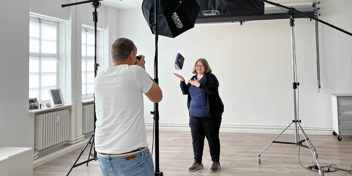 Making-of-Bild von Businessportraits für Buchexpertin Kia Kahawa im Studio 7. Stock mit Fotograf Daniel Möller aus Hannover
