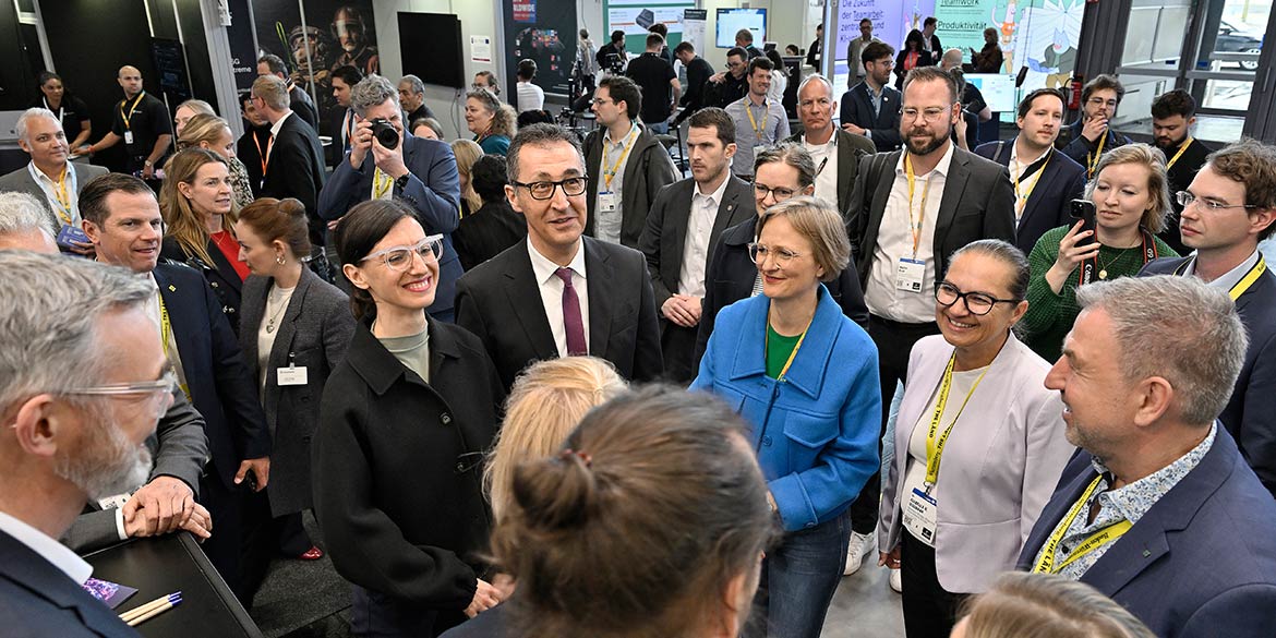 Making-of-Bild von Reportageaufnahmen des Messestands von Baden-Württemberg "The Länd" beim Besuch von Cem Özdemir und Franziska Brantner auf der HM 2026 mit Fotograf Daniel Möller aus Hannover