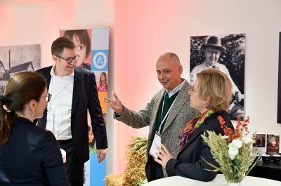 Reportageaufnahme von der Eröffnung "The Oat Factory" von frischli Milchwerke GmbH und H. & J. Brüggen KG von Fotograf Daniel Möller aus Hannover