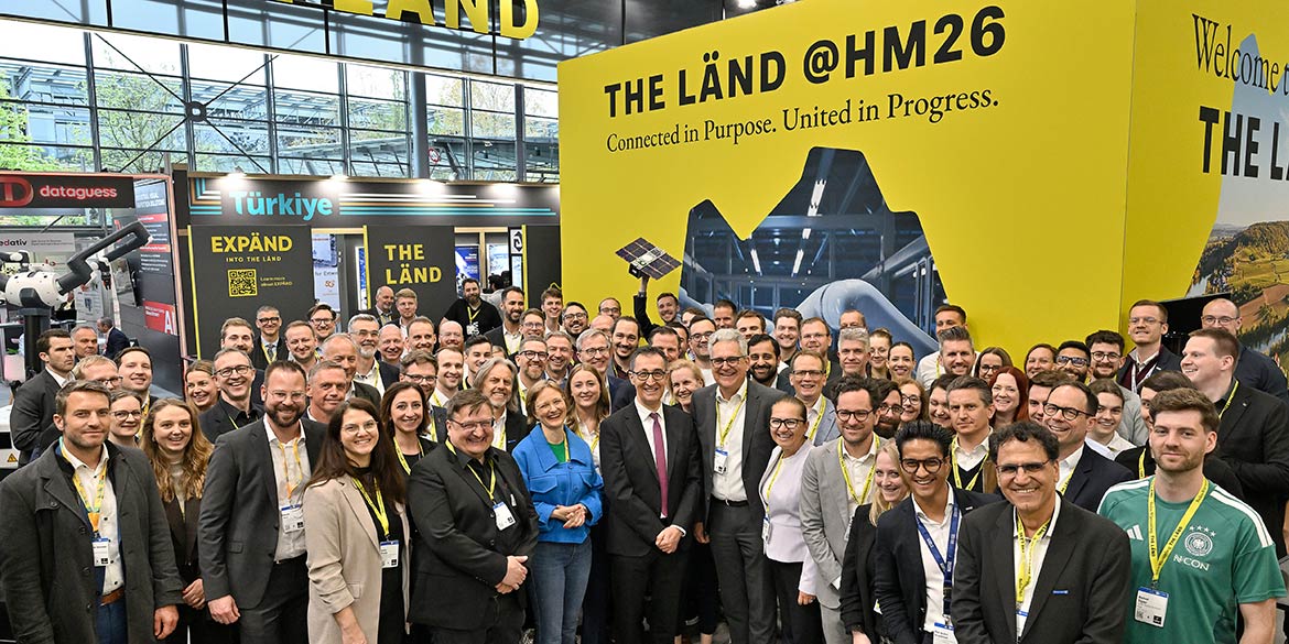 Making-of-Bild von Reportageaufnahmen des Messestands von Baden-Württemberg "The Länd" beim Besuch von Cem Özdemir und Franziska Brantner auf der HM 2026 mit Fotograf Daniel Möller aus Hannover