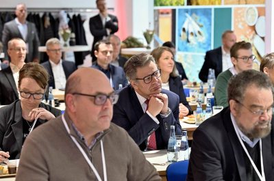 Reportageaufnahme von der Eröffnung "The Oat Factory" von frischli Milchwerke GmbH und H. & J. Brüggen KG von Fotograf Daniel Möller aus Hannover