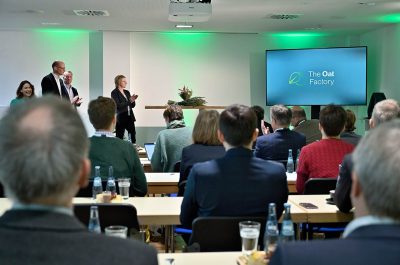 Reportageaufnahme von der Eröffnung "The Oat Factory" von frischli Milchwerke GmbH und H. & J. Brüggen KG von Fotograf Daniel Möller aus Hannover