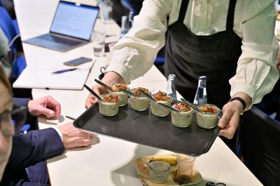 Reportageaufnahme von der Eröffnung "The Oat Factory" von frischli Milchwerke GmbH und H. & J. Brüggen KG von Fotograf Daniel Möller aus Hannover