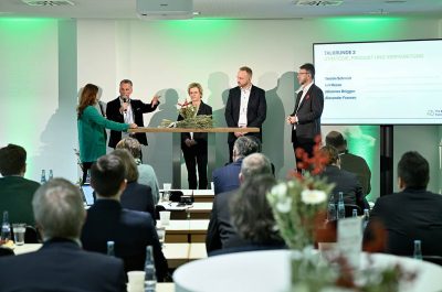 Reportageaufnahme von der Eröffnung "The Oat Factory" von frischli Milchwerke GmbH und H. & J. Brüggen KG von Fotograf Daniel Möller aus Hannover