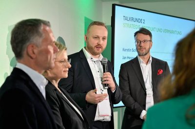 Reportageaufnahme von der Eröffnung "The Oat Factory" von frischli Milchwerke GmbH und H. & J. Brüggen KG von Fotograf Daniel Möller aus Hannover