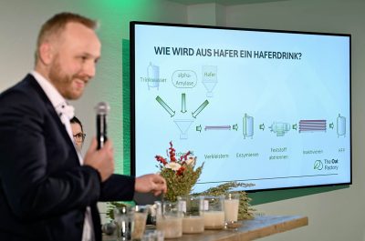 Reportageaufnahme von der Eröffnung "The Oat Factory" von frischli Milchwerke GmbH und H. & J. Brüggen KG von Fotograf Daniel Möller aus Hannover