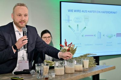 Reportageaufnahme von der Eröffnung "The Oat Factory" von frischli Milchwerke GmbH und H. & J. Brüggen KG von Fotograf Daniel Möller aus Hannover