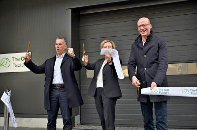 Reportageaufnahme von der Eröffnung "The Oat Factory" von frischli Milchwerke GmbH und H. & J. Brüggen KG von Fotograf Daniel Möller aus Hannover