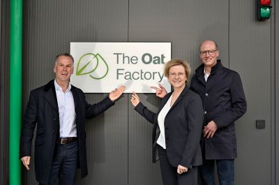 Reportageaufnahme von der Eröffnung "The Oat Factory" von frischli Milchwerke GmbH und H. & J. Brüggen KG von Fotograf Daniel Möller aus Hannover