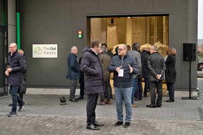 Reportageaufnahme von der Eröffnung "The Oat Factory" von frischli Milchwerke GmbH und H. & J. Brüggen KG von Fotograf Daniel Möller aus Hannover