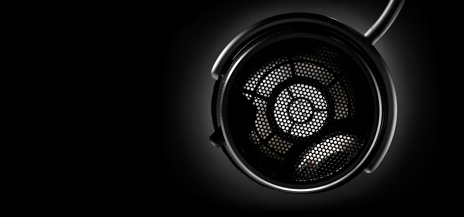 Imageaufnahmen des offenen, ohrumschließenden High-End-Kopfhörers OAE2 von Grell, aufgenommen im Fotostudio 7. Stock von Fotograf Daniel Möller aus Hannover