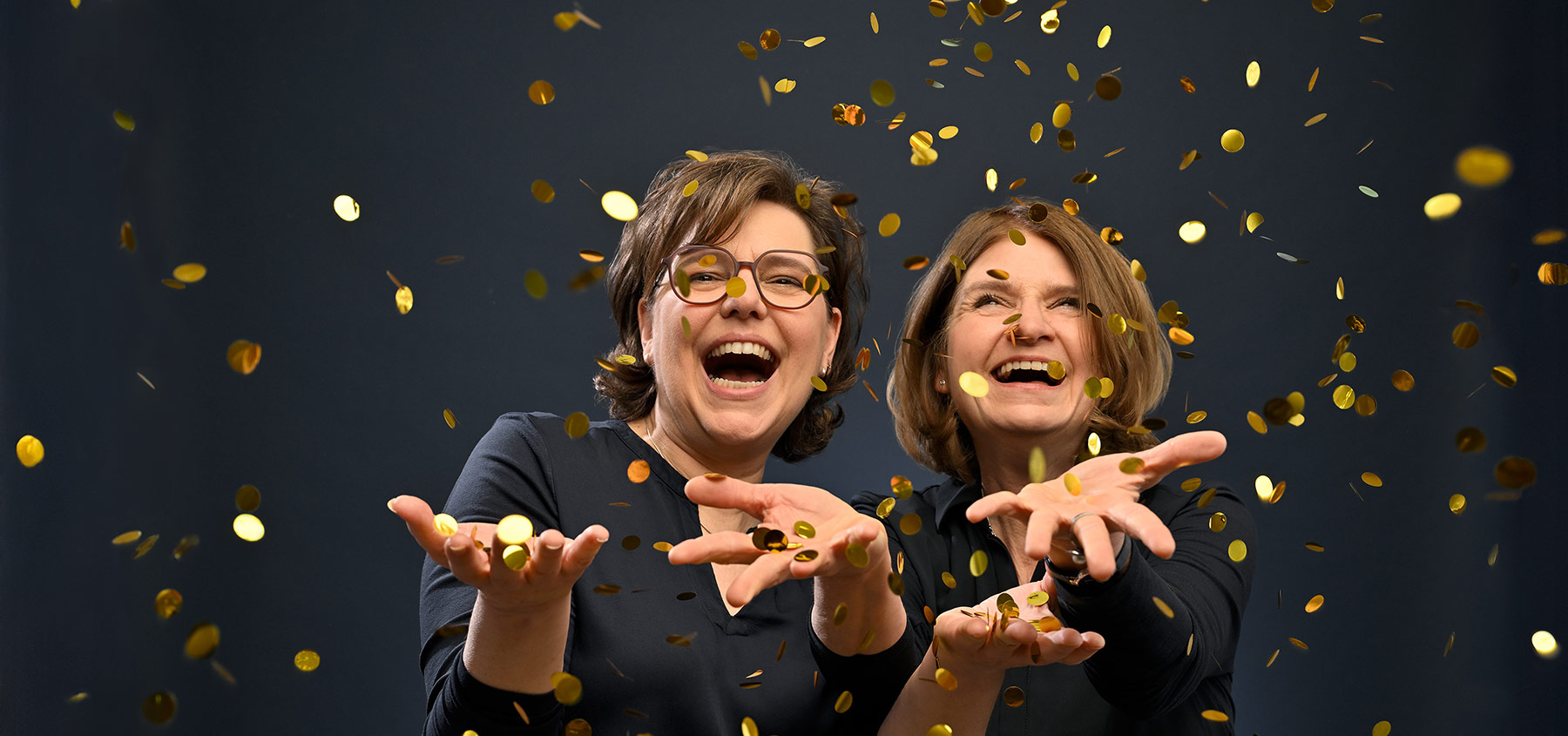 Künstlerportraits vom Musikerinnen-Duo T(w)o Friends, aufgenommen im Mietstudio 7. Stock Hannover im Capitol Hochhaus von Fotograf Daniel Möller aus Hannover